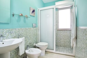 Doccia, asciugacapelli, bidet, asciugamani
