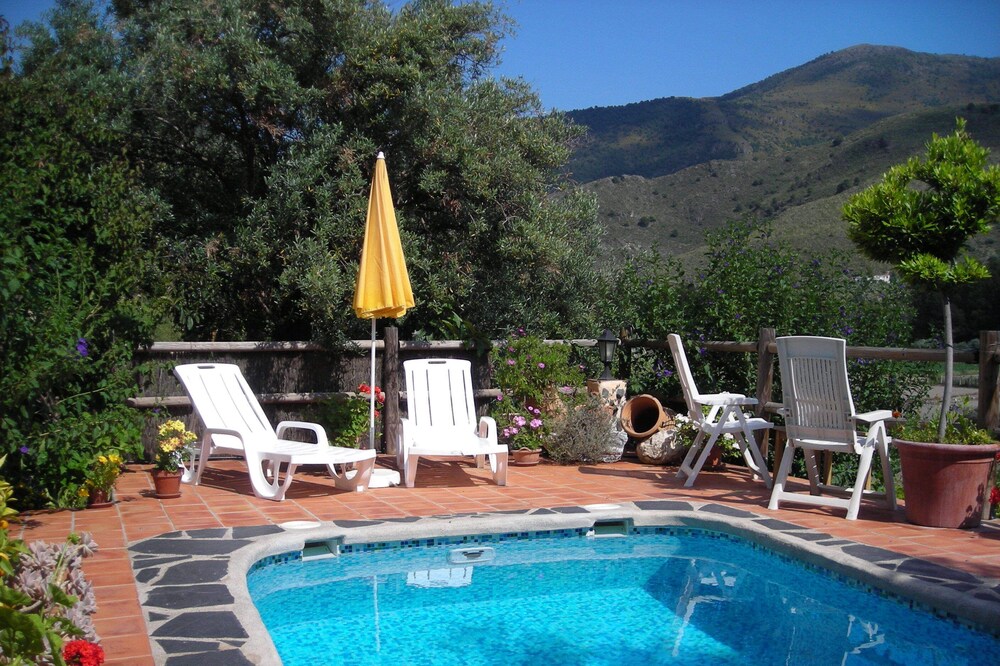 Cozy and quiet holidaycottage with private,heatable pool and breathtaking views