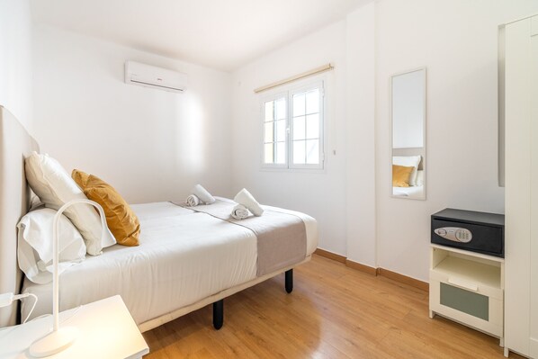 6 habitaciones, tabla de planchar con plancha y cuna de viaje 