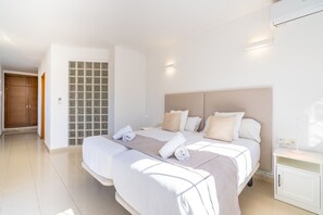 6 habitaciones, tabla de planchar con plancha y cuna de viaje 