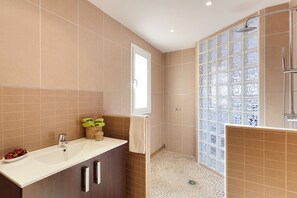 Bathtub, hair dryer, bidet, towels