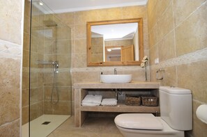 Shower, hair dryer, bidet, towels