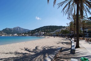 A beach with a clear view of the sea, a mountain in the background, and a row of buildings along the shore. - Beautiful views of Sóller, private pool and BBQ, 3 kms to Sóller (Sóller)