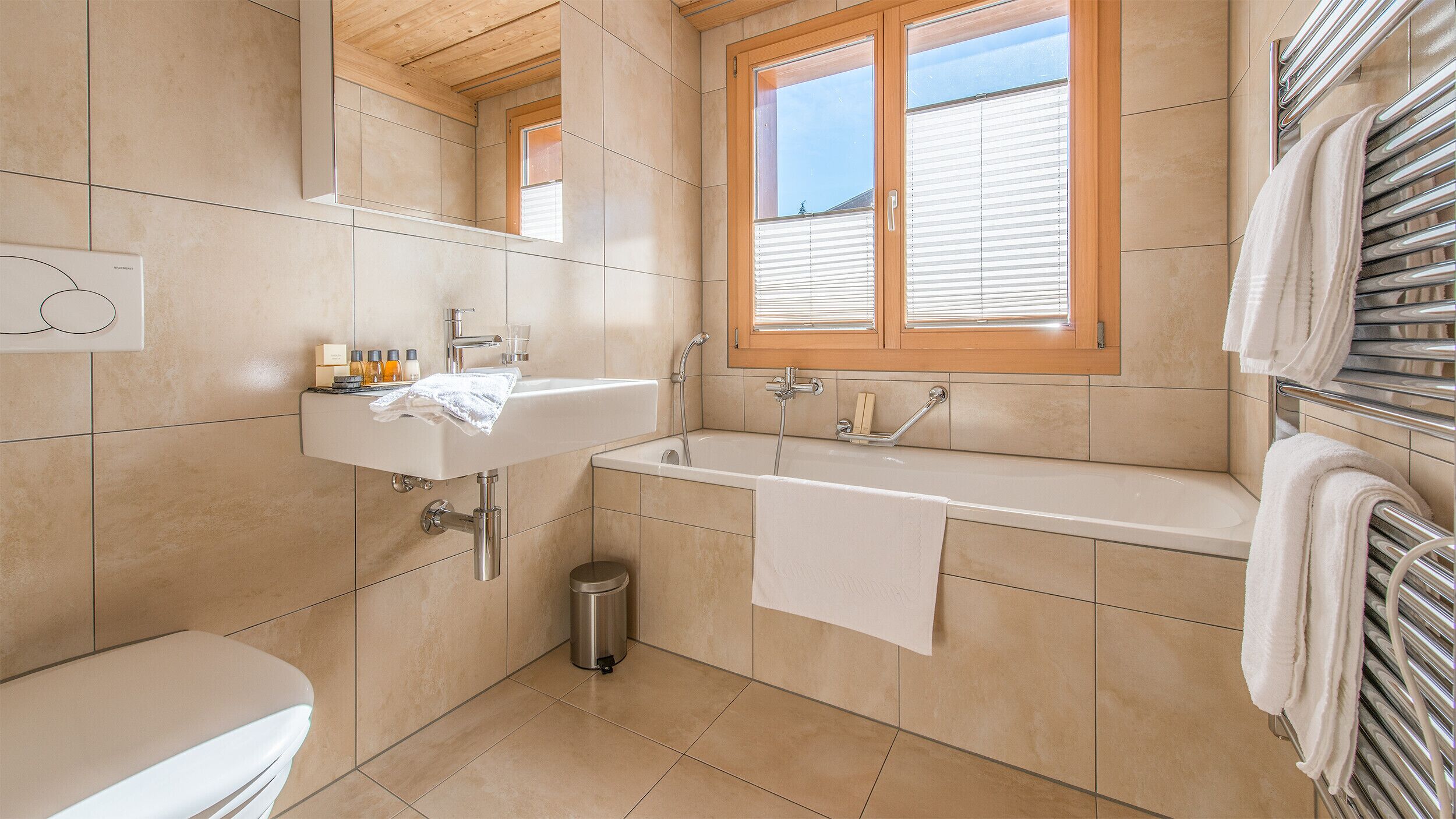 Badewanne, Haartrockner, Handtücher