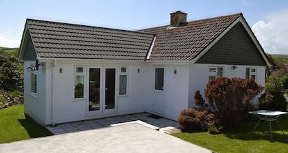 Family & pet friendly bungalow with parking & garden in Cornish fishing village