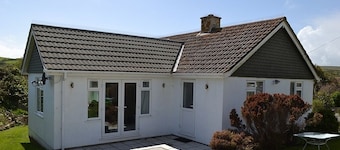 Perhe- ja lemmikkiystävällinen bungalow puutarhalla kauniissa Cornishin kalastajakylässä