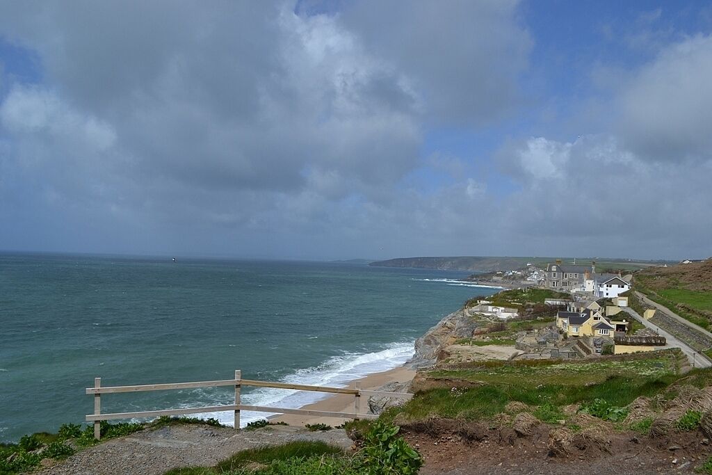 Family and pet friendly bungalow with garden in pretty Cornish fishing