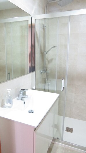 Regadera, secadora de cabello, toallas