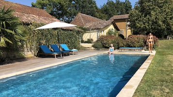 Utendørsbasseng og et evighetsbasseng