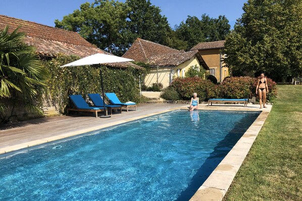 Utendørsbasseng og et evighetsbasseng