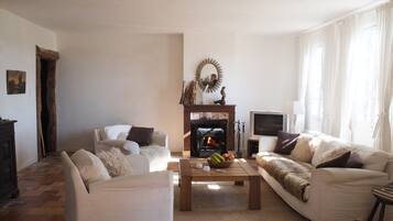 Smart-tv, pejs, dvd-afspiller, bøger