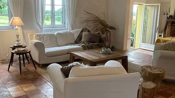 Smart-TV, peis, DVD-spiller og bøker