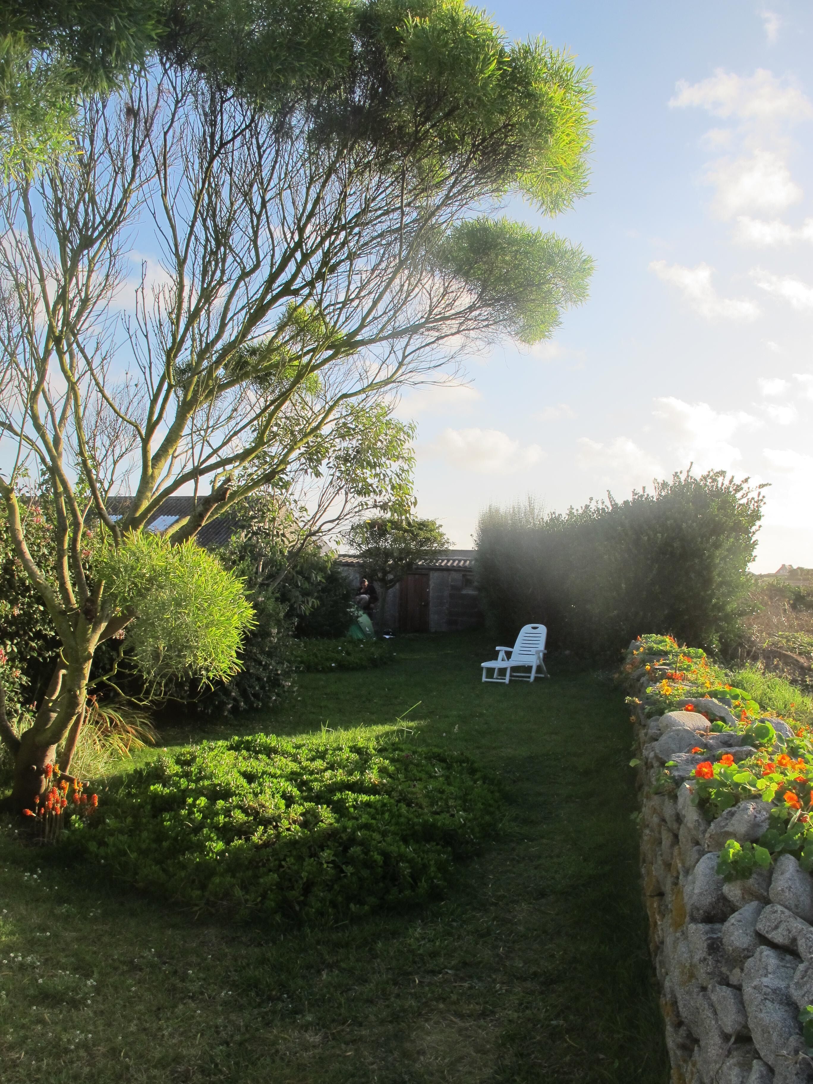 Jardin clos à l'arrière de la maison, 3 transats à disposition