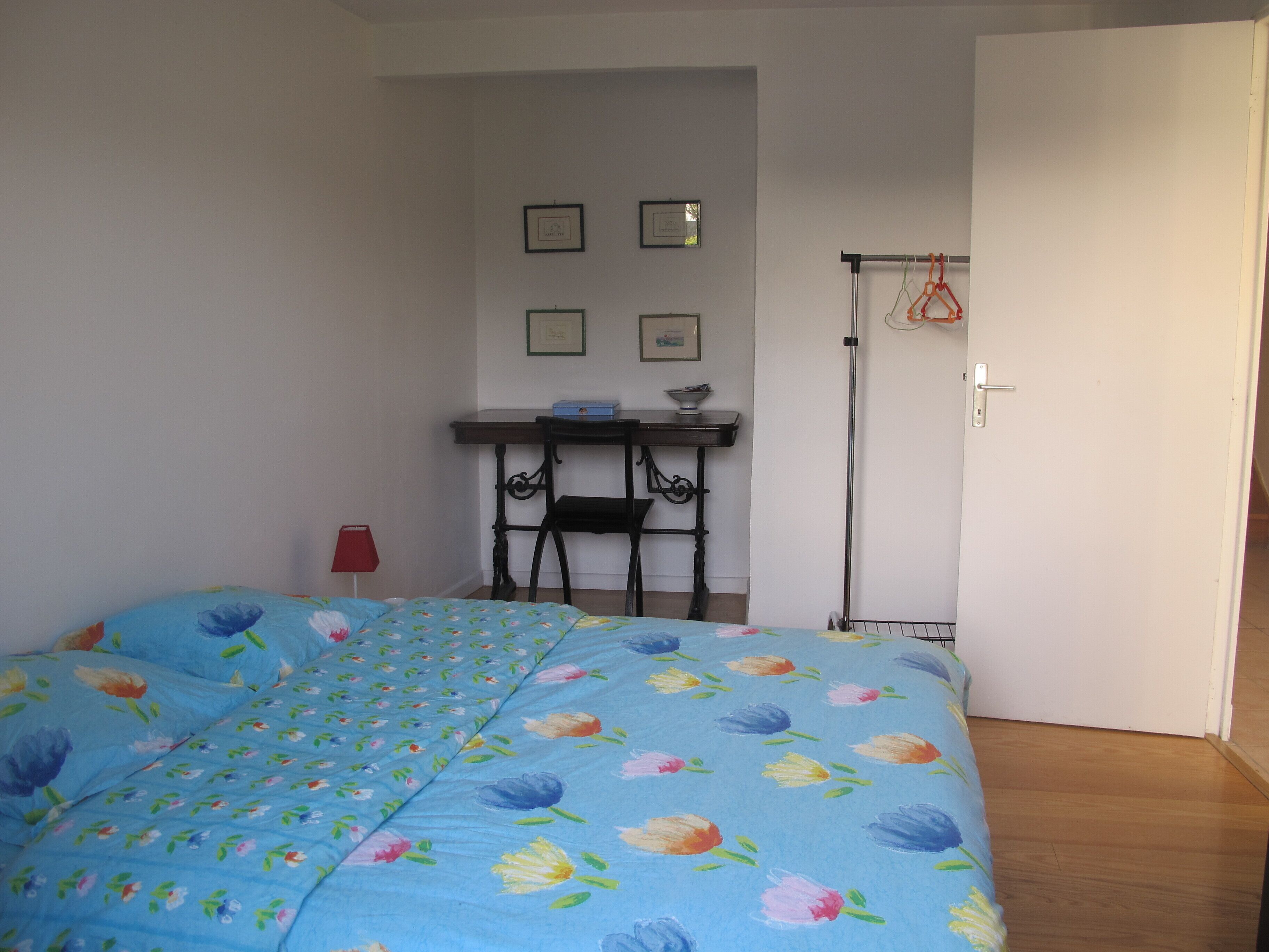 Chambre parentale sur jardin avec penderie et petite armoire