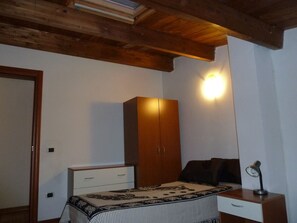 3 bedrooms, iron/ironing board, WiFi, bed sheets - Large apartment on the beach (san vero)