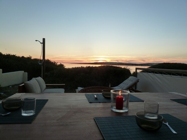 Outdoor dining - Large apartment on the beach (san vero)