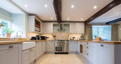 Orchard Cottage - sleeps 8 guests in 4 bedrooms