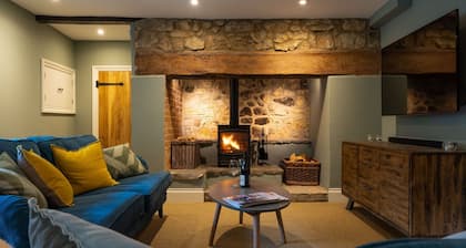 Orchard Cottage - sleeps 8 guests in 4 bedrooms