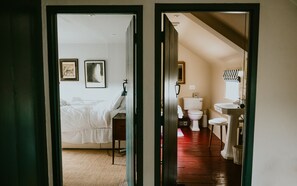 3 bedrooms, travel crib, internet, bed sheets