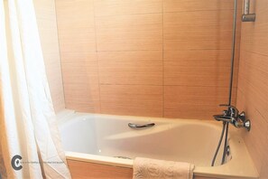 Secador de cabelo, toalhas de banho