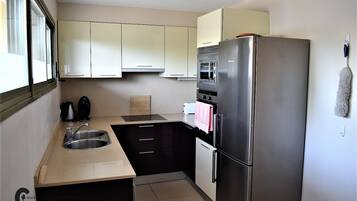 Frigorífico, microondas, horno y placa de cocina