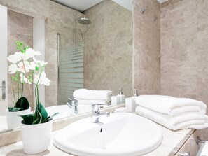 Baignoire, sèche-cheveux, serviettes fournies