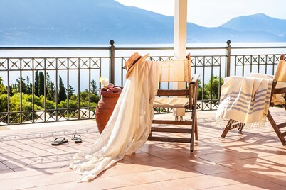 Armonia Villa, Stunning views, private pool, peaceful location, sleeps 2-7