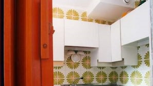 A compact kitchen with white cabinets, a stainless steel sink, and a patterned backsplash. - Autonomous snow outing, 5 beds! <br>Private exit to the snow, 5 beds! (Breuil-Cervinia)