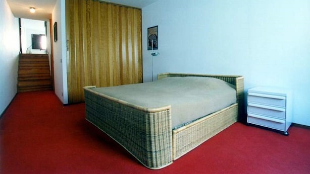 A room with a single bed, a wooden wardrobe, a radiator, and a staircase leading to another room. - Autonomous snow outing, 5 beds! <br>Private exit to the snow, 5 beds! (Breuil-Cervinia)