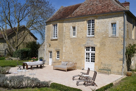 Outdoor dining. LA VILLA Escuris - Manor History of the XVIII century