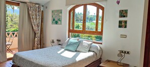 2 dormitorios, escritorio, tabla de planchar con plancha y cuna de viaje