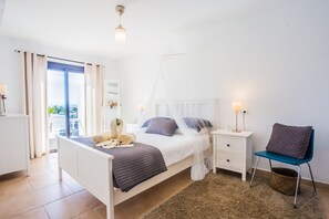 4 slaapkamers, een strijkplank/strijkijzer, internet, beddengoed