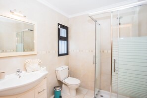 シャワー付き浴槽、ヘアドライヤー、タオル