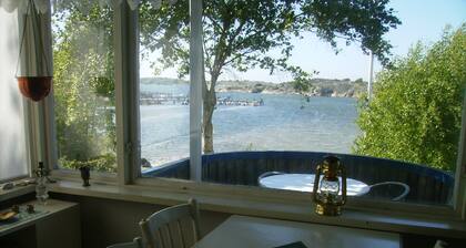 Kesämökki länsirannikolla Göteborgin saaristossa on oma ranta