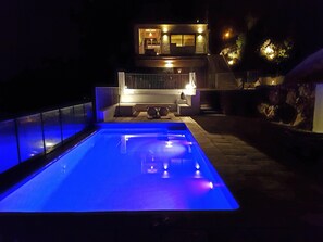 Piscine extérieure, chaises longues