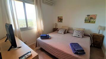 4 bedrooms, iron/ironing board, travel crib, free WiFi