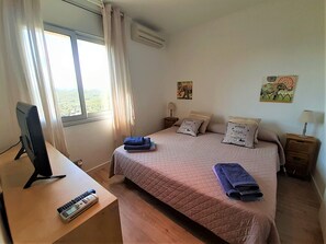 4 chambres, fer et planche à repasser, lit de bébé portatif