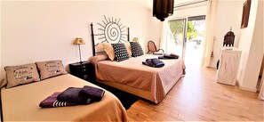 4 habitaciones, tabla de planchar con plancha y cuna de viaje 