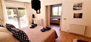 4 habitaciones, tabla de planchar con plancha y cuna de viaje