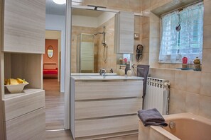 Combined shower/tub, hair dryer, bidet, towels - Apartment with balcony, direct beach access (Varenna)