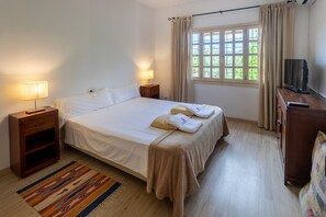 5 bedrooms, in-room safe, iron/ironing board, free WiFi - Casa Rosita, free Wifi, 75 meters from the Niu Blau beach, ideal families. (Santa Eulalia del Rio)