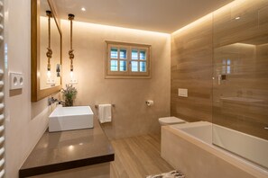 Ensemble douche/baignoire, sèche-cheveux, serviettes fournies