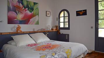 5 slaapkamers, een bureau, een strijkplank/strijkijzer, gratis wifi