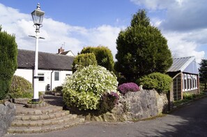 Exterior - Birchenfields Family Friendly Cottages, Play Barn for all Ages and Summer Hous (Stoke-on-Trent)
