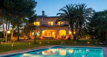 Ă 10 min. en voiture de Sitges. Villa Colibri. 12 minutes Ă pied plages/centre