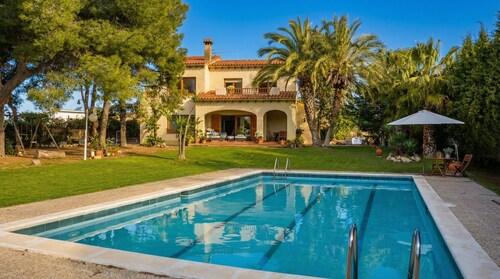 10 Min. mit dem Auto von Sitges. Villa Colibri. 12 Min. zu Fuß zu den Stränden.