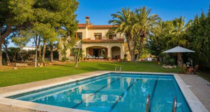 10 Min. mit dem Auto von Sitges. Villa Colibri. 12 Min. zu Fuß zu den Stränden.