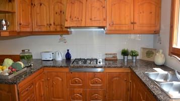 Een koelkast, een magnetron, een oven, een vaatwasser