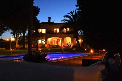 10 Min. mit dem Auto von Sitges. Villa Colibri. 12 Min. zu Fuß zu den Stränden.