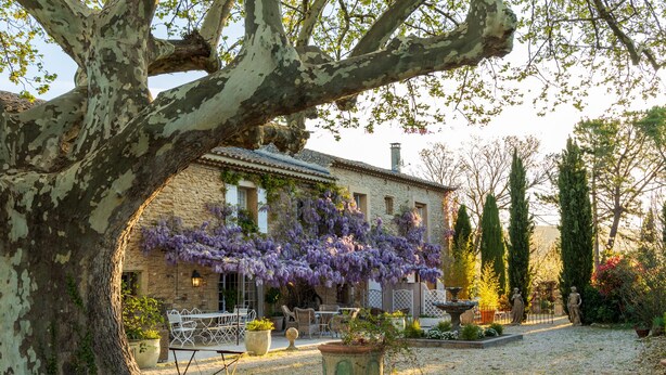 A stone building with a garden, outdoor seating, and a fountain. - Apartment/ flat - Lagnes-L'Isle-sur-la-Sorgue (lAGNES)